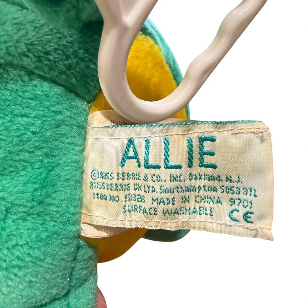 Russ Berrie Allie Alligator Musical Plush Green Yellow Red Hat‎ 5826 Vintage 9